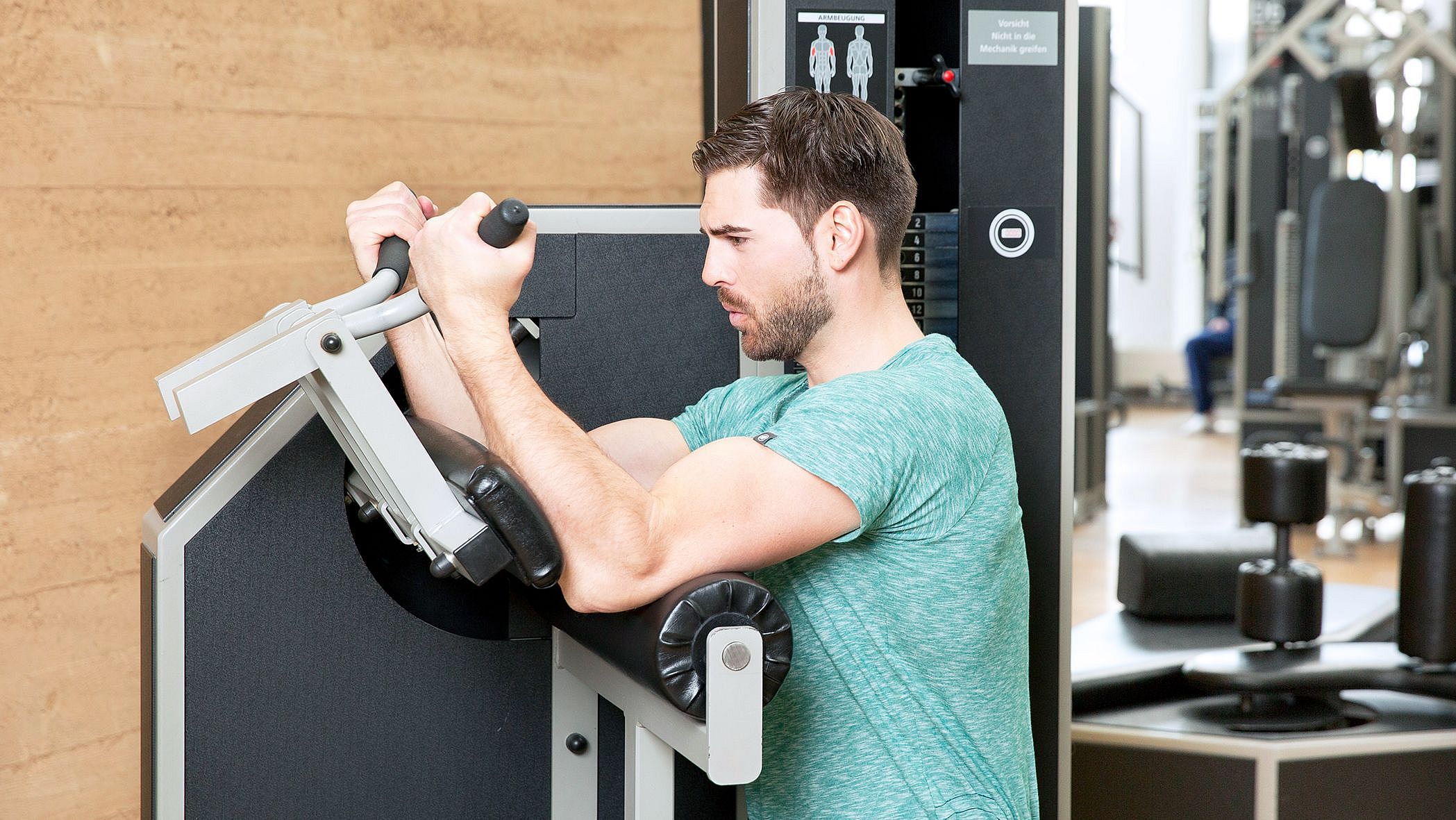 Die Aufnahme zeigt einen Kunden, der an der Trainingmaschine H1 von Kieser Training trainiert.